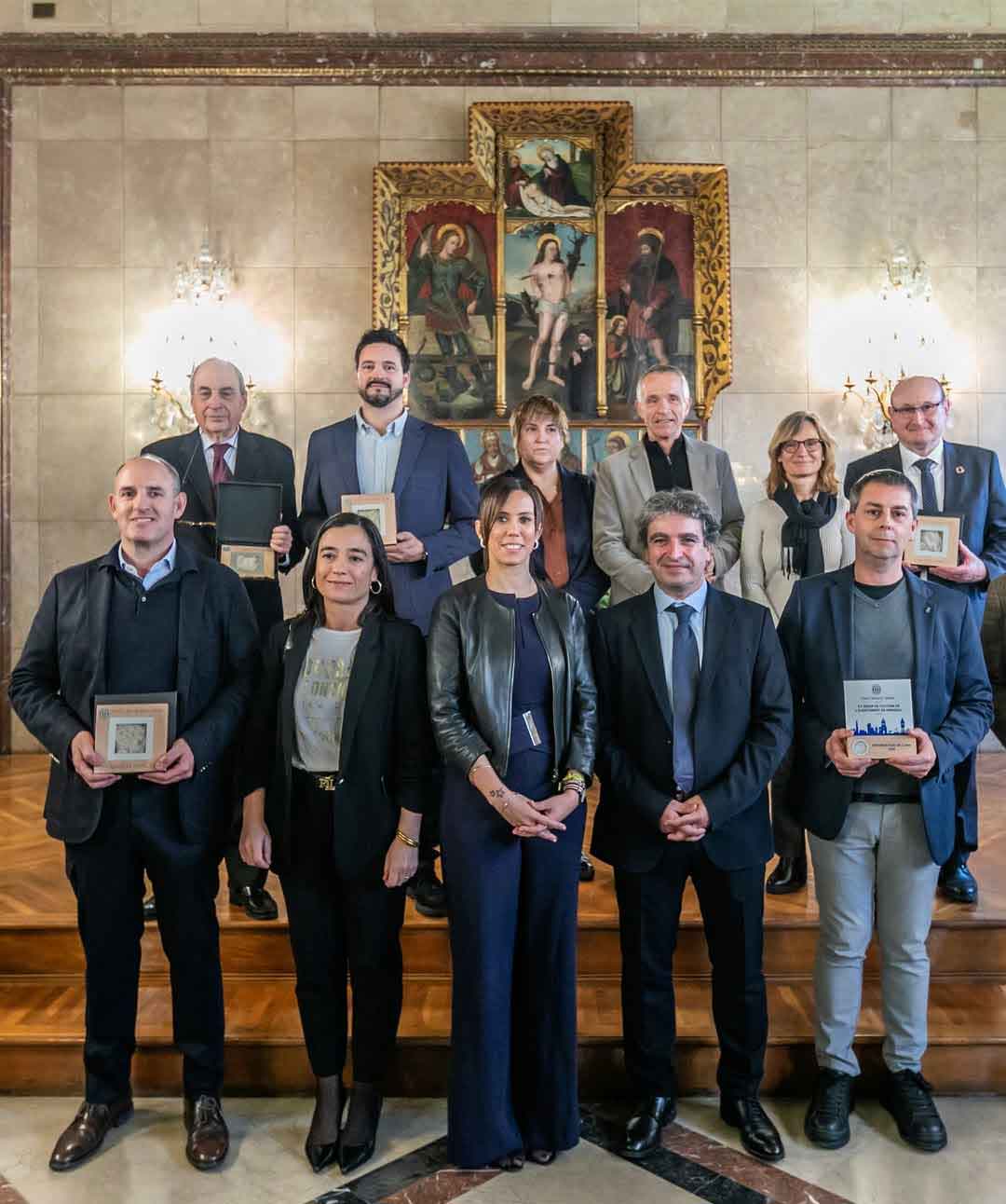 The president of the Sabadell Manufacturers’ Association, Esteve Gené, presents the “Floc de Llana 2024” award to Folgarolas Textil